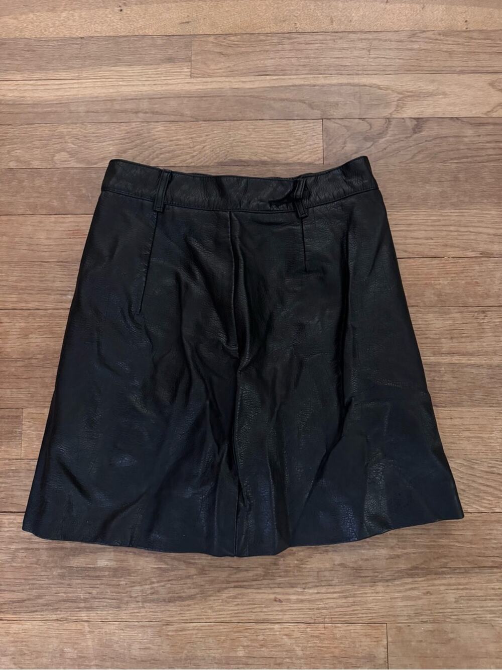 H&M Divided Women's Black Mini Faux Leather Skirt - Size 4
b82